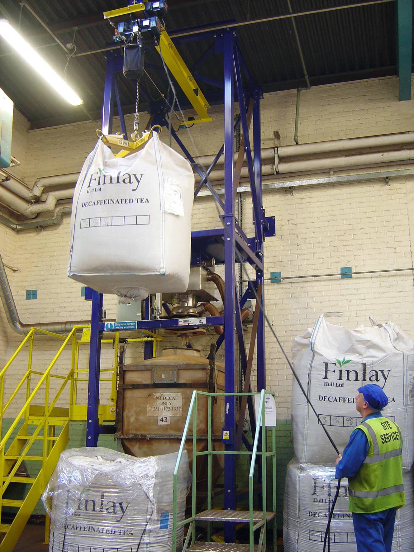 Bulk Bag Unloader Discharges Tea Into Tumble Blender Containers - Spiroflow